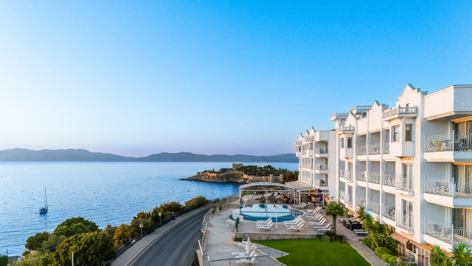 Ege Denizi üzerinde La Vista Boutique Hotel ve Güvercinada kalesi, Kuşadası