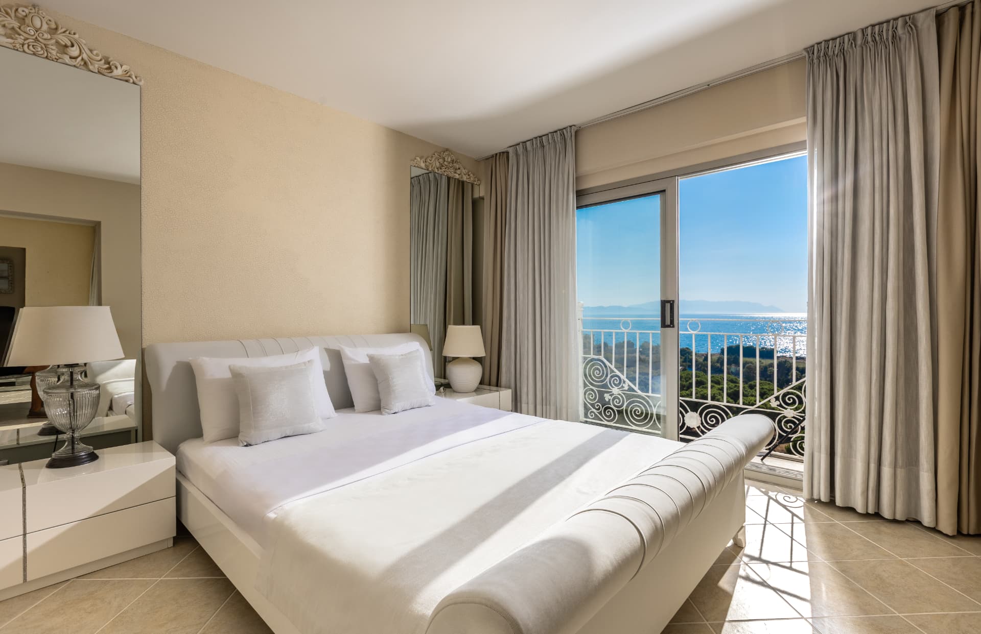 Sea view suite bedroom with Aegean view