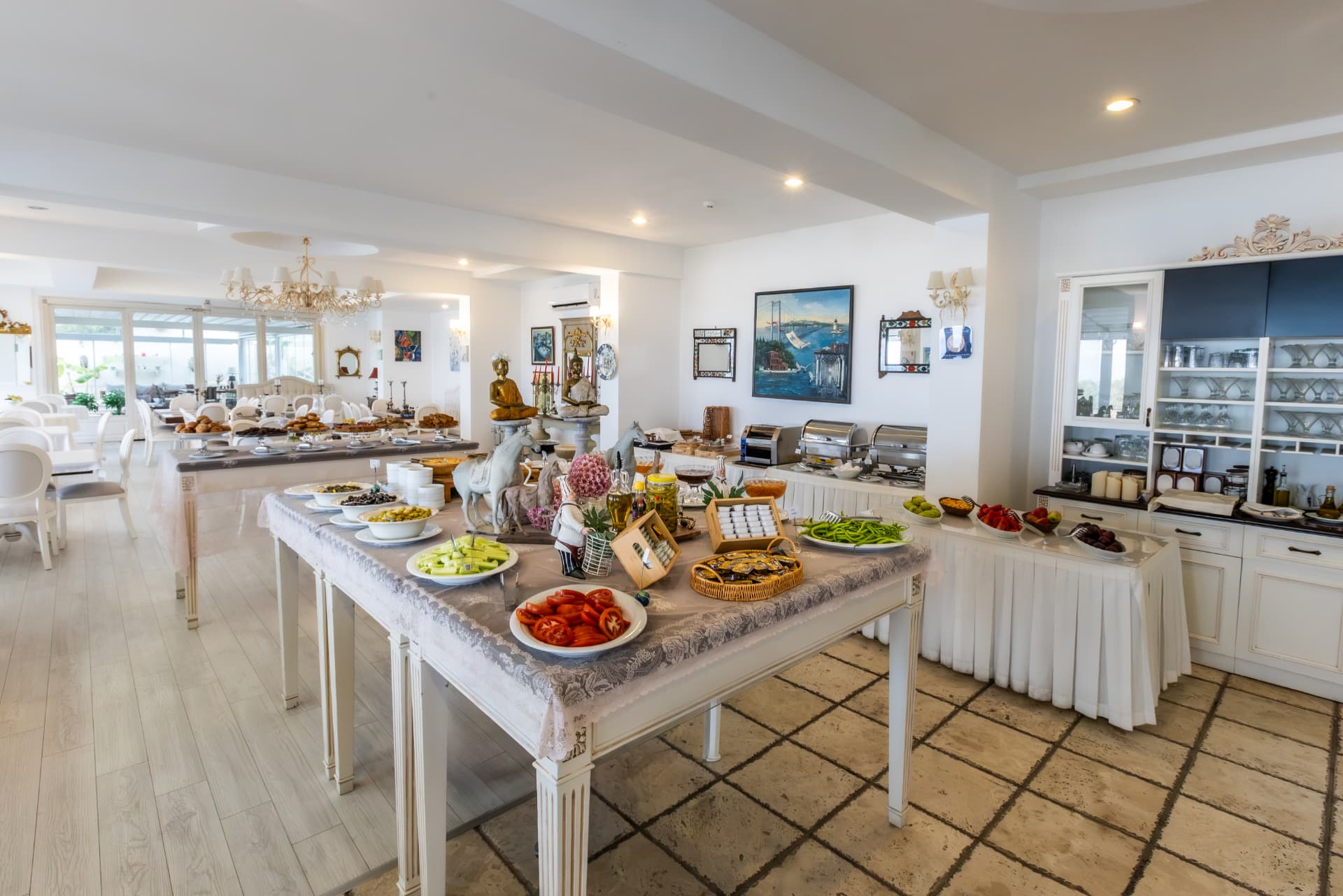 La Vista restoranında açık kahvaltı büfesi