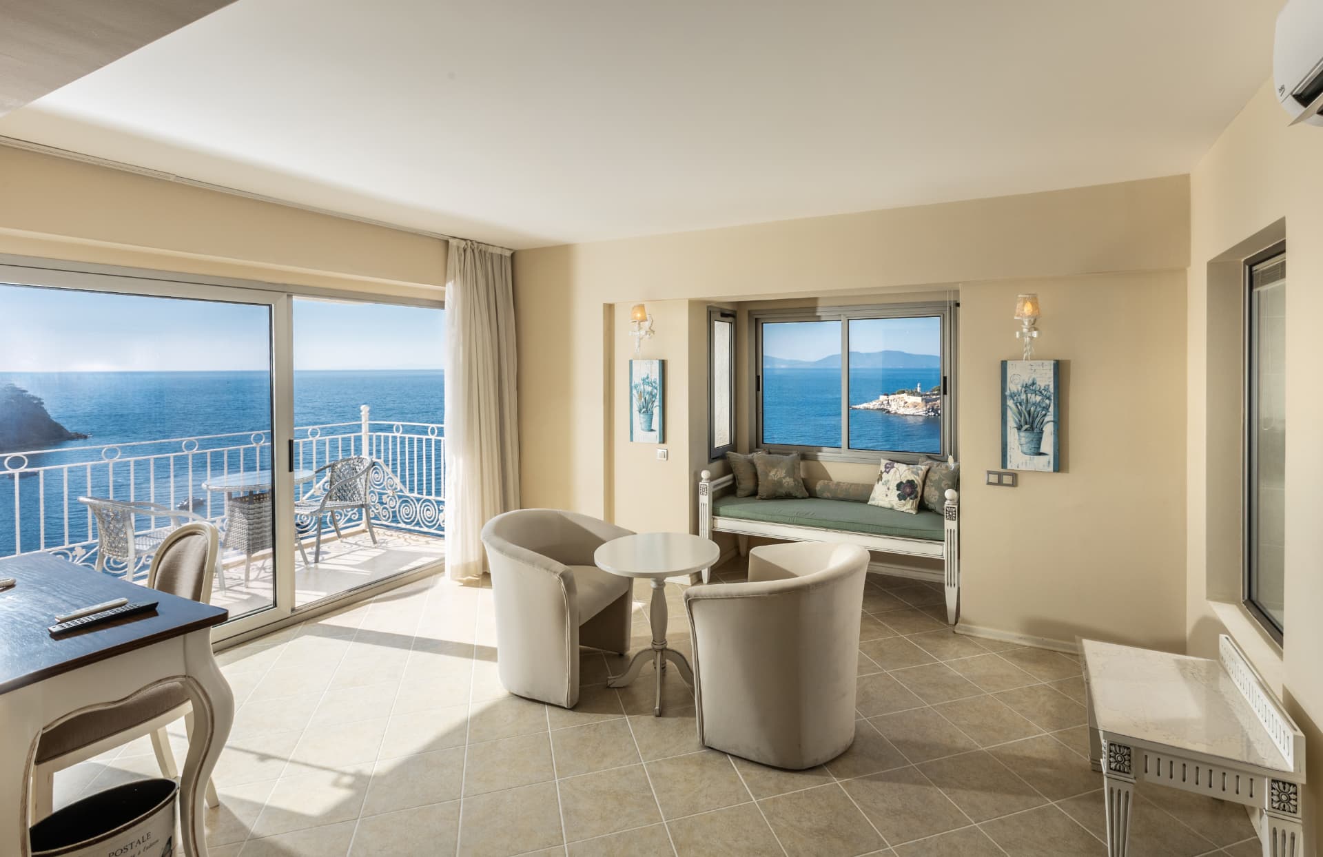 Balkonlu ve Ege manzaralı Deniz Manzaralı Suite oturma alanı
